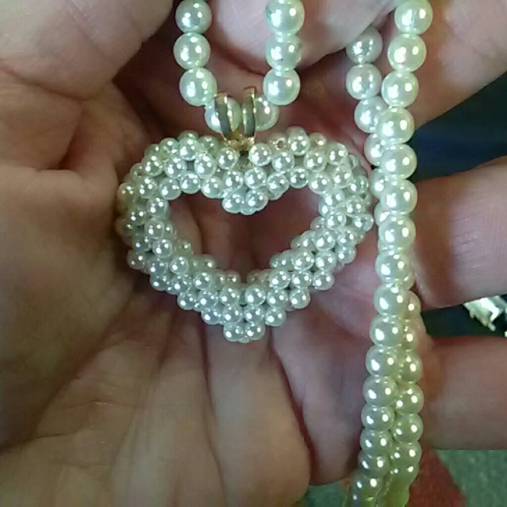 🧨5 for $25 sale🧨
Vintage Simulated Pearl heart necklace